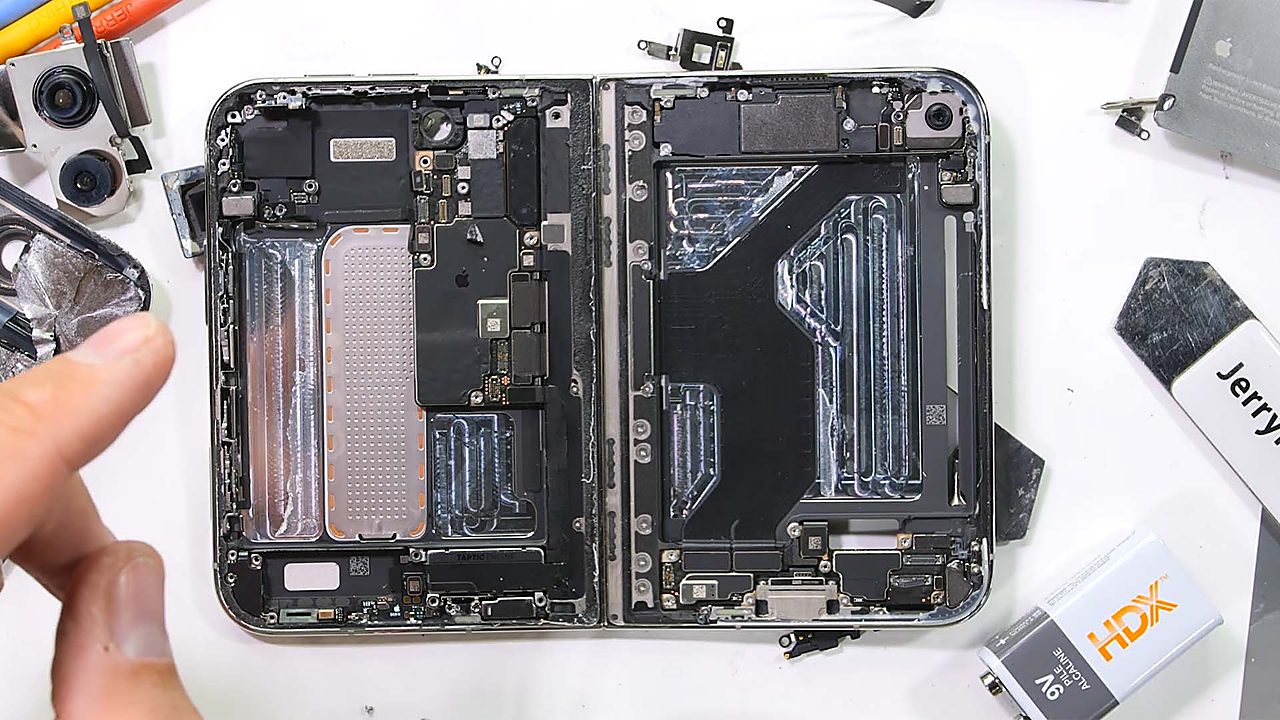 Apple’ın ilk katlanabilir i Phone modeli “i Phone Duo” parçalarına ayrıldı [Video]