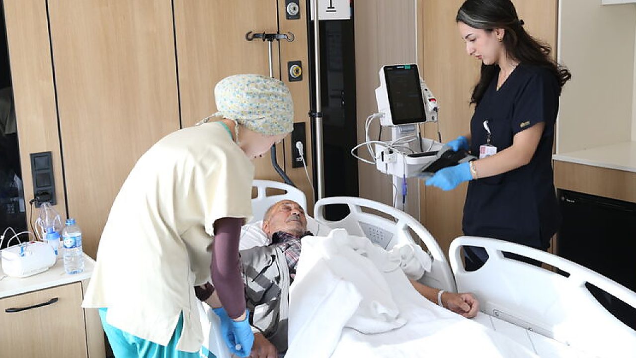 Su içerken bile zorlanan hasta 5,5 yıl sonra yeniden katı gıda yemeye başladı
