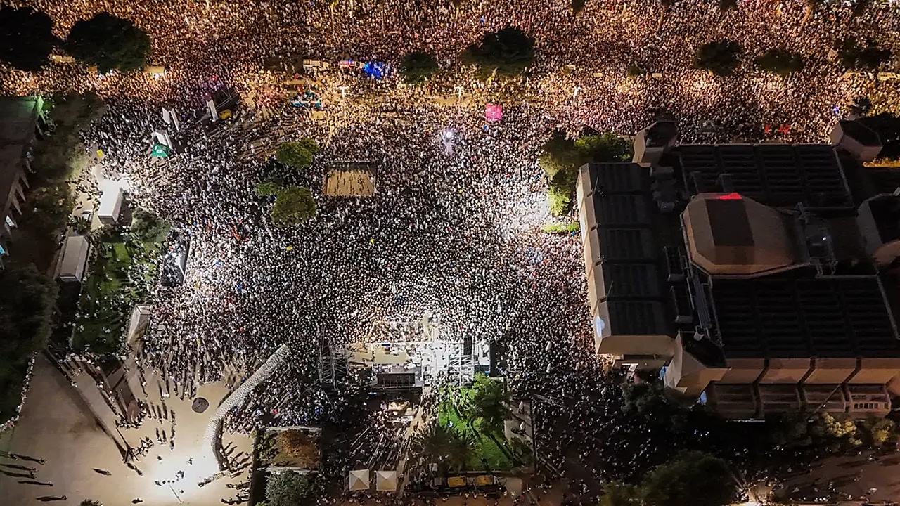 Tel Aviv'de Netanyahu karşıtı gösteri. On binlerce kişi meydanlara indi