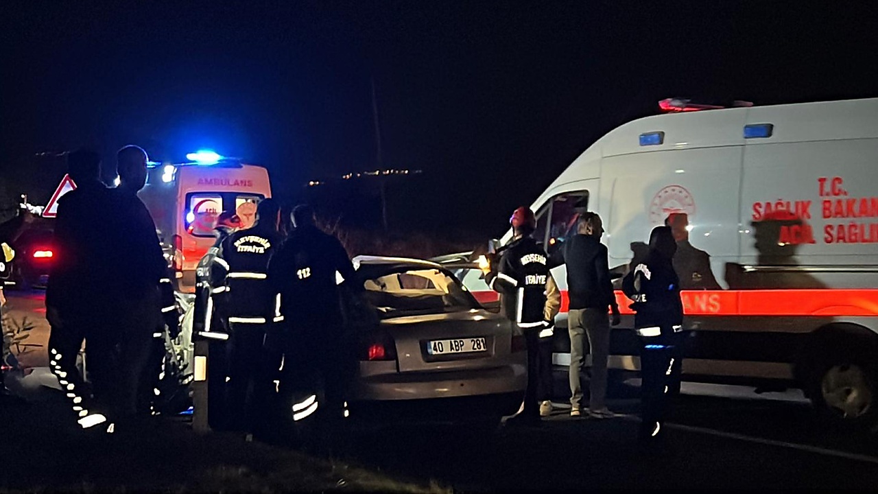 TIR'a çarpan otomobilde 2 can kaybı