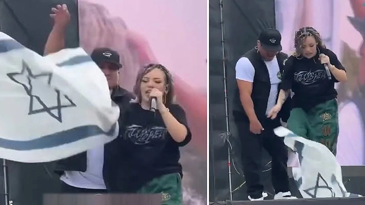 Rapçi Chelo Hop sahnede İsrail bayrağını çiğnedi