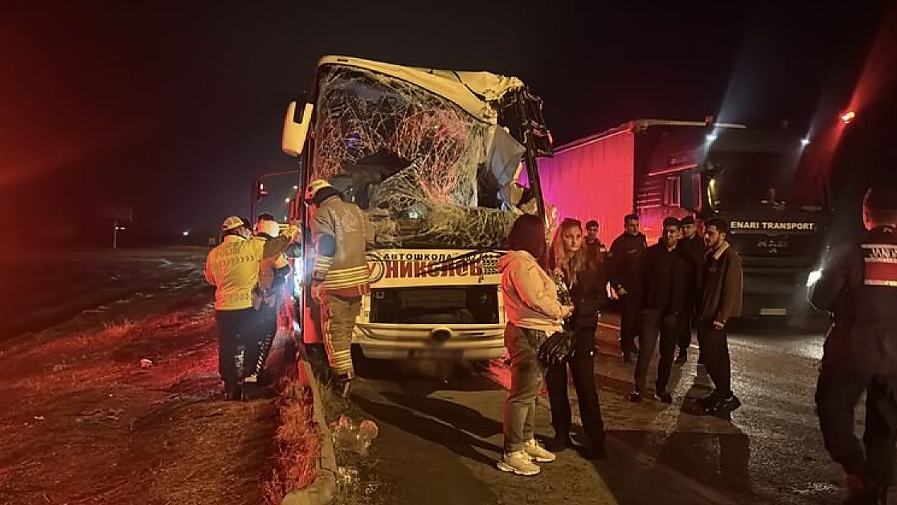 Tur otobüsü TIR ile çarpıştı: 10 yaralı
