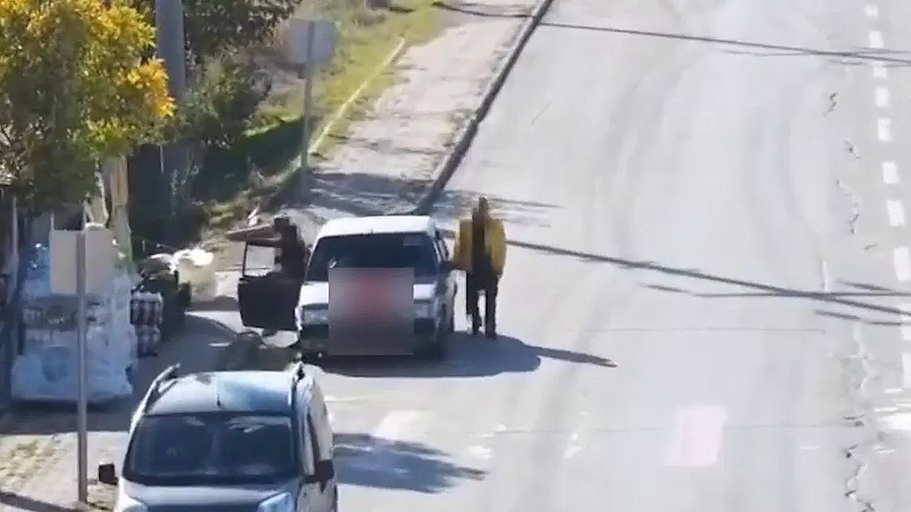 Ehliyetsiz sürücü polisi görünce yer değiştirdi. Drondan kaçamadı