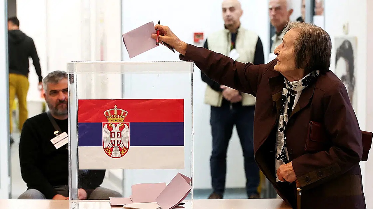 Sırbistan erken genel seçim için sandık başında