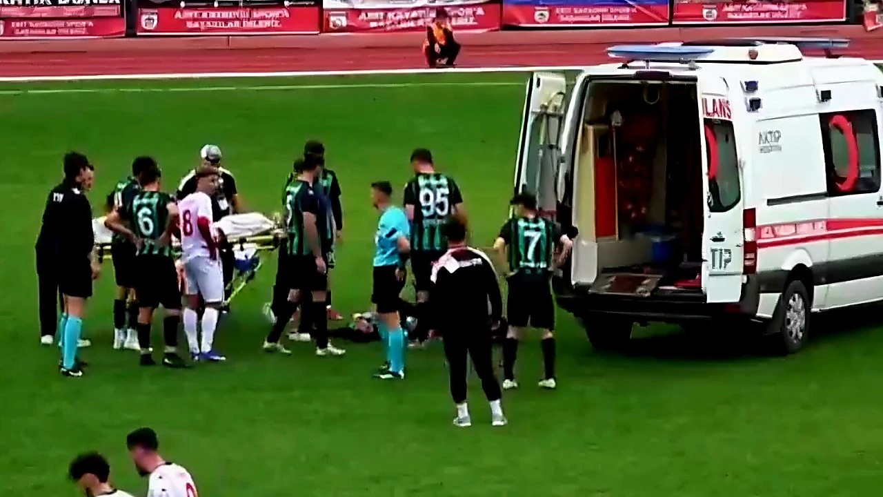 35 yaşındaki futbolcu sahada kalp krizi geçirdi (Video)