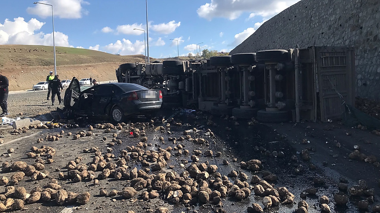 TIR ve otomobil çarpıştı! Feci kazada 4 kişi öldü!