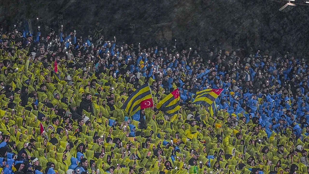 Fenerbahçe'den taraftarına derbi öncesi yağmurluk ve bere jesti!