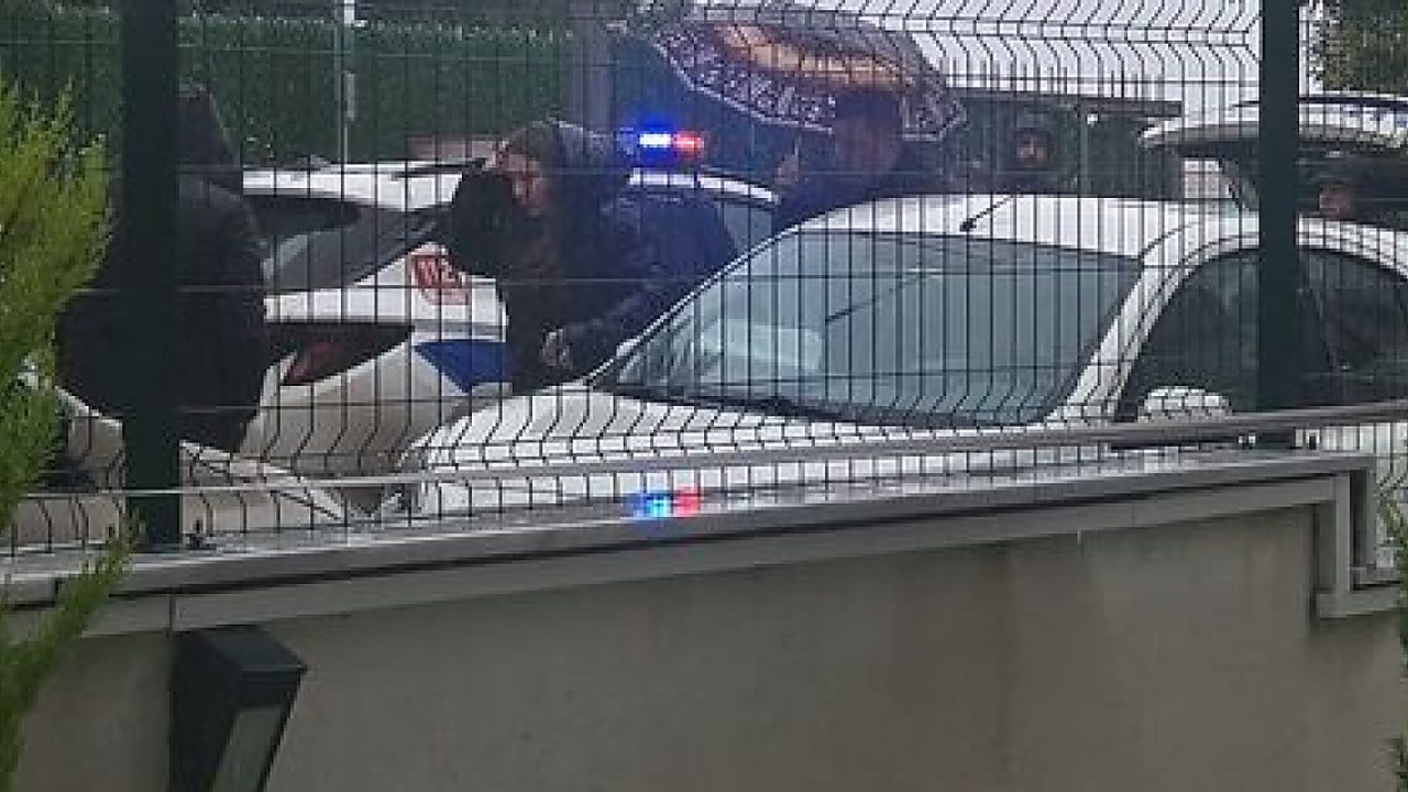Okulun önünde bekçi veliyi vurdu!