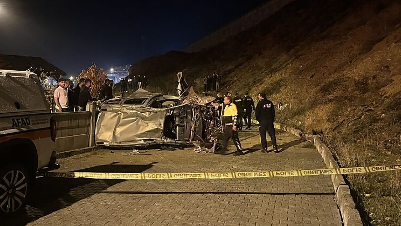 Hafif ticari araç şarampole devrildi: 2 ölü, 2 yaralı