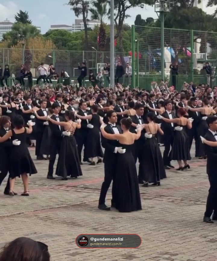 İzmir Atatürk Lisesi öğrencilerinin Cumhuriyet Bayramı'nda sergilediği vals gösterisi: